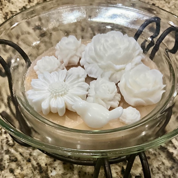 Sandalwood & Suede 3 Wick Soy Candle in Glass Bowl & Metal Stand - Picture 2 of 7